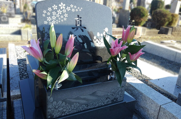 桜の彫刻が印象的な洋型墓石が完成しました 都立多磨霊園にて 東京都全域 お墓の彫刻 納骨 建立なら石誠メモリアルサポート