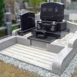 八王子市営緑町霊園にて、インド産黒御影石M10のお墓を建立。万全の基礎工事と耐震施工で末永く安心のお墓