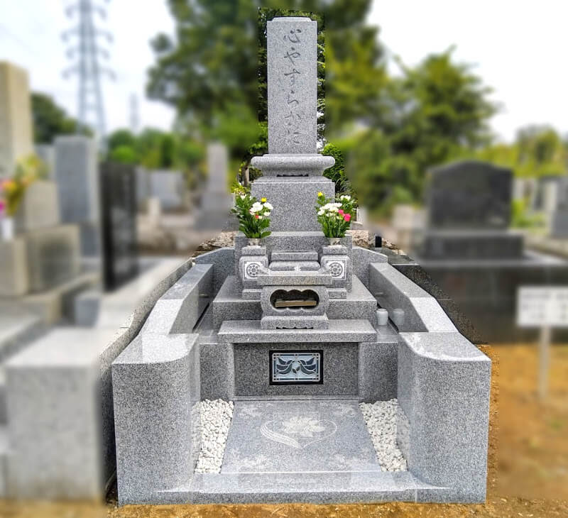 多磨霊園に カロートに光が差し込むステンドグラスの和型墓石が完成 東京都全域のお墓は石誠メモリアルサポート