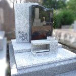 インド産MUと茨城県産稲田石、アーバングレーを使用した、細部までこだわったデザイン墓石。都立多磨霊園