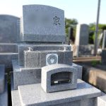 都立多磨霊園にて、茨城県産真壁小目のシンプルながら柔らかい洋型墓石を建立。新潟県からの改葬